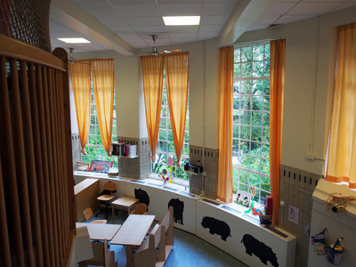 827842 Interieur van het kinderdagverblijf Sesam van Ludens, gevestigd in de snijzaal van het voormalig Anatomisch ...